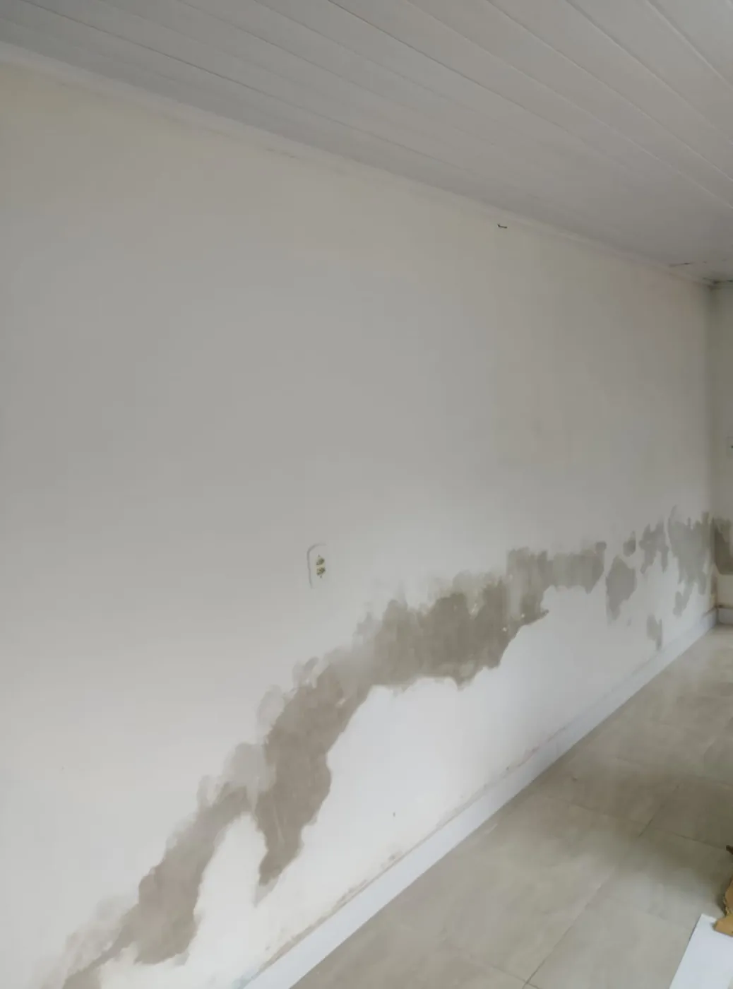 parede recuperada e revestida com painel ripado, foto 1