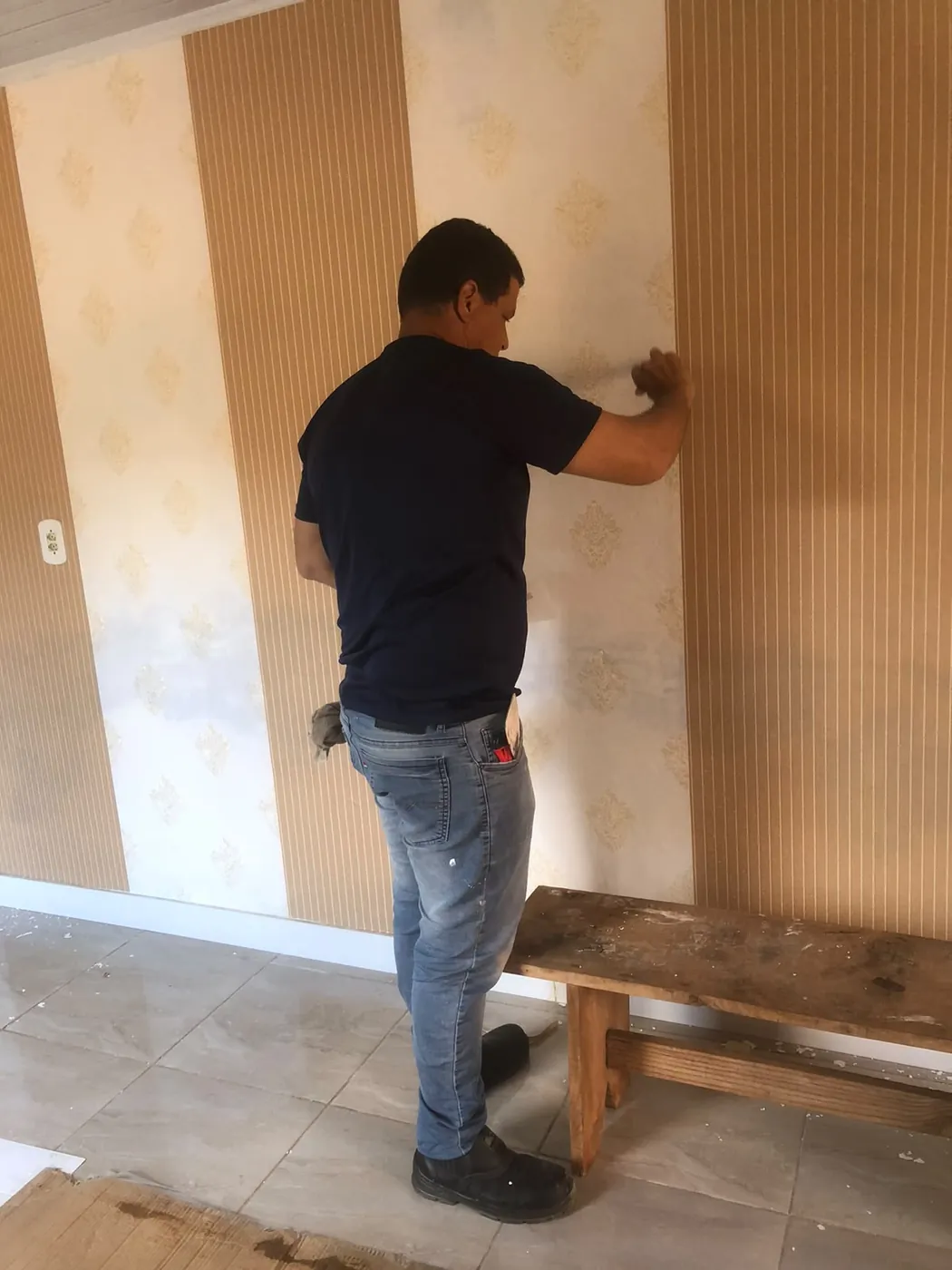 parede recuperada e revestida com painel ripado, foto 3