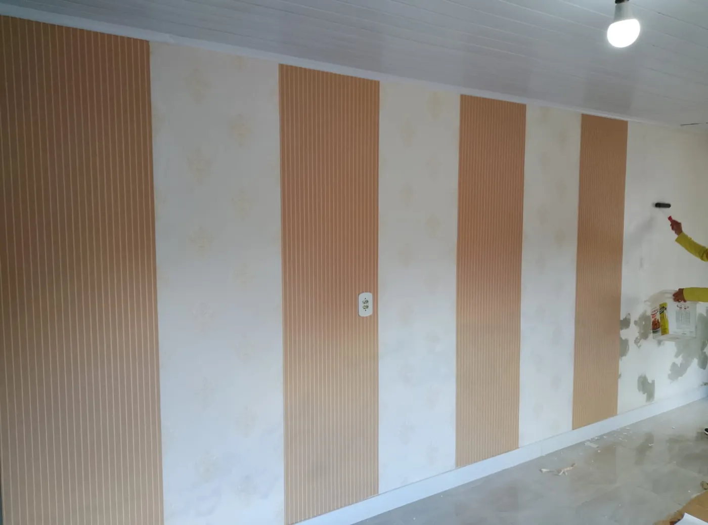 Parede acabada com painel ripado