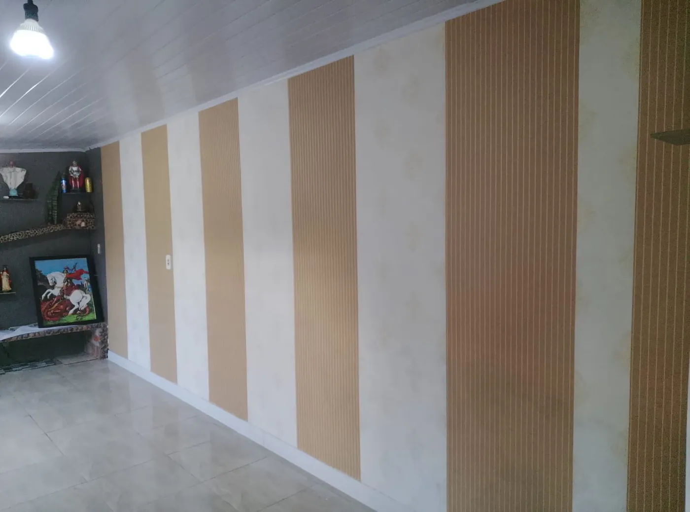 parede recuperada e revestida com painel ripado, foto 5
