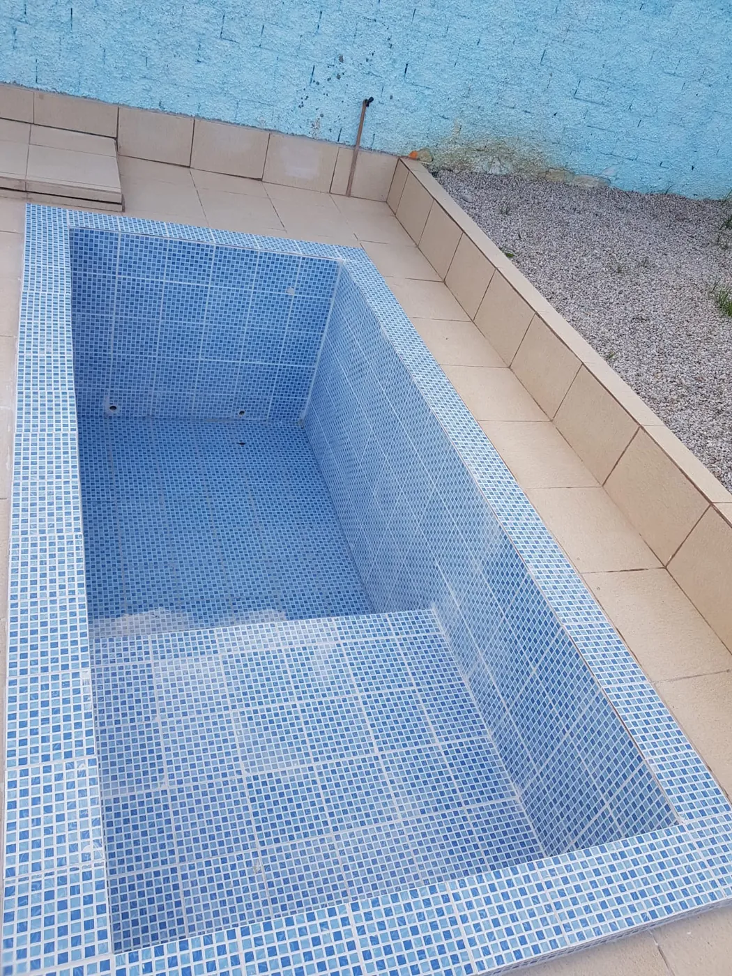Piscina revestida em pastilha azul