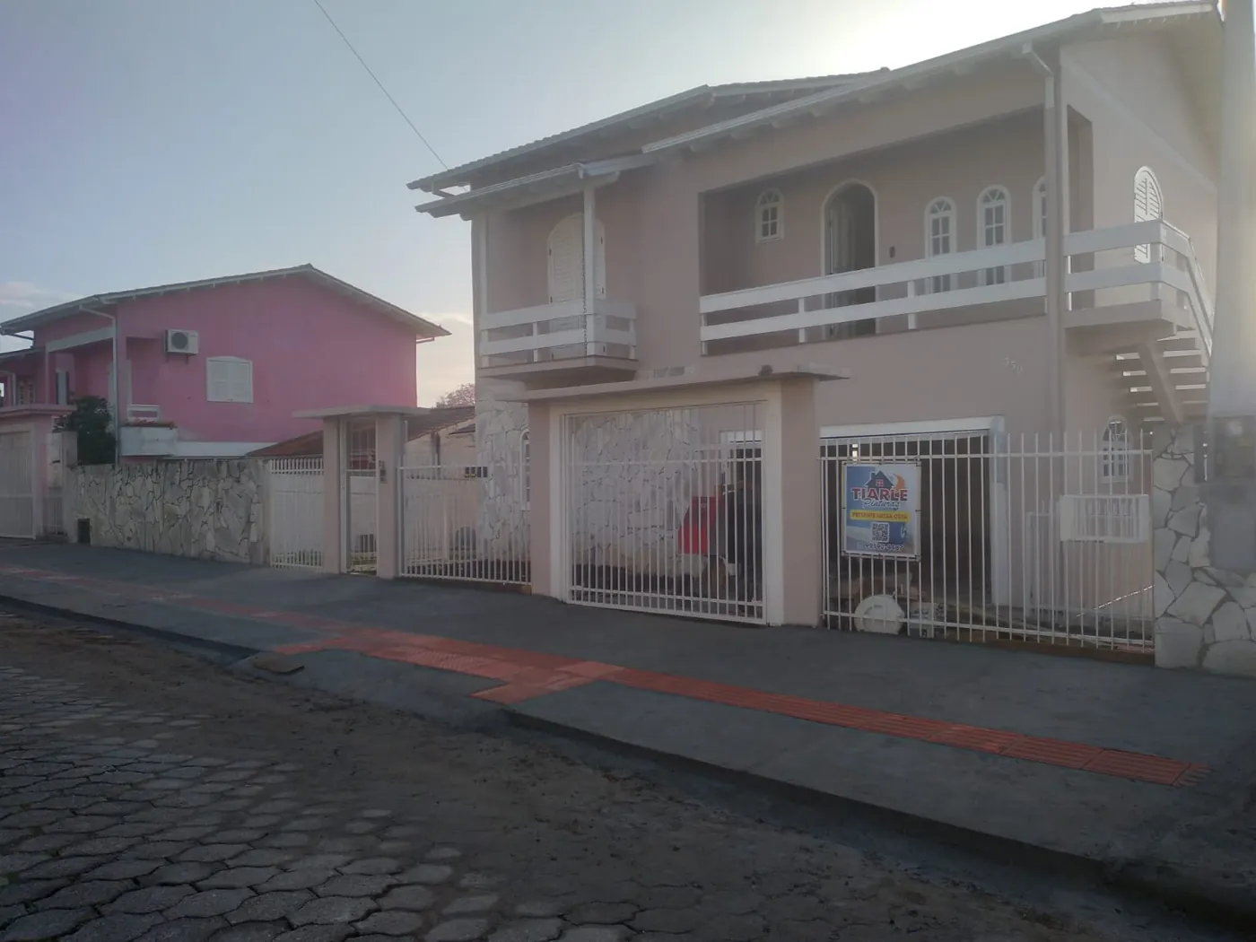 Sobrado com fachada e muro recuperados