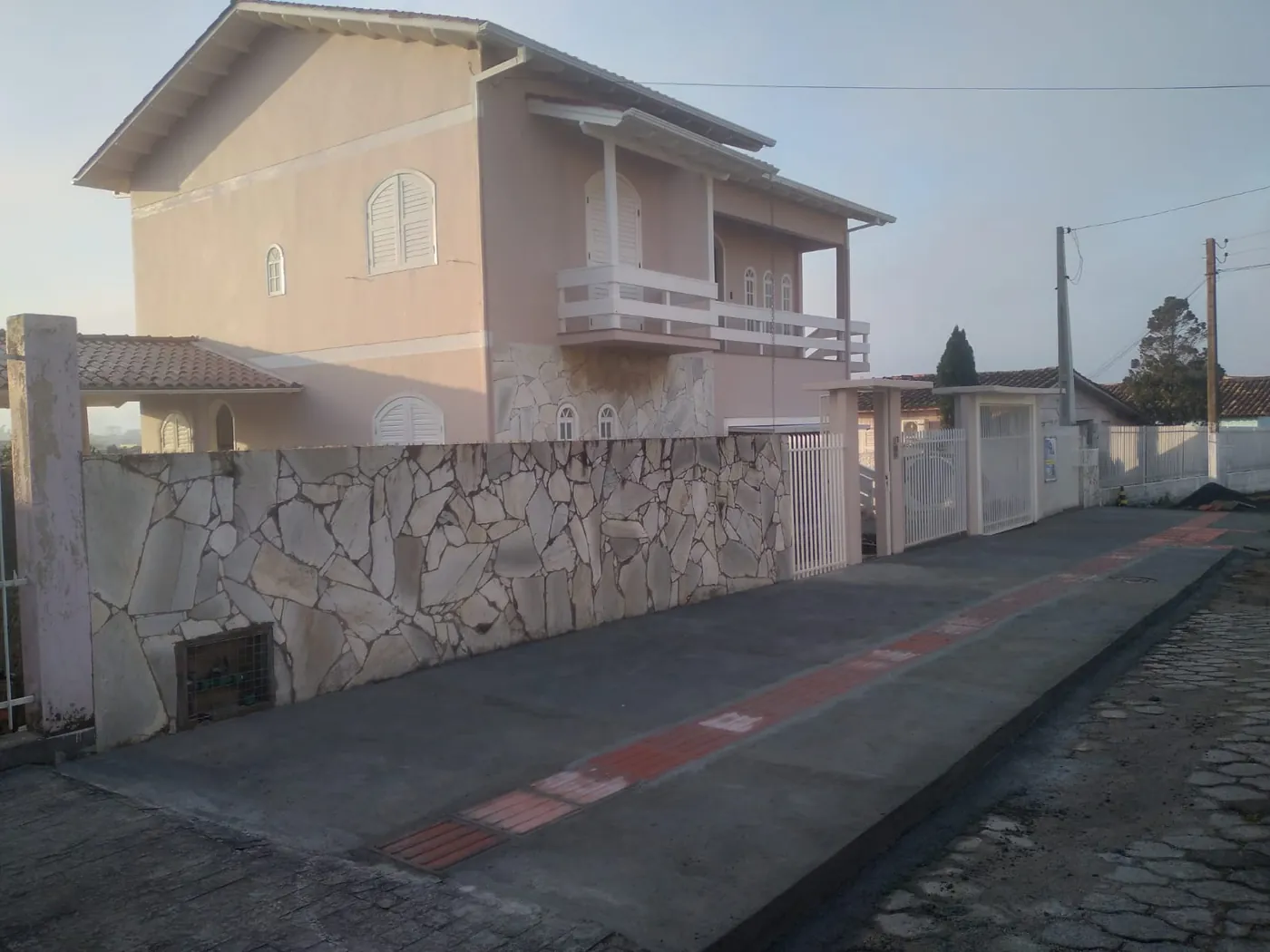 sobrado com fachada, muro e beirais recuperados, foto 2