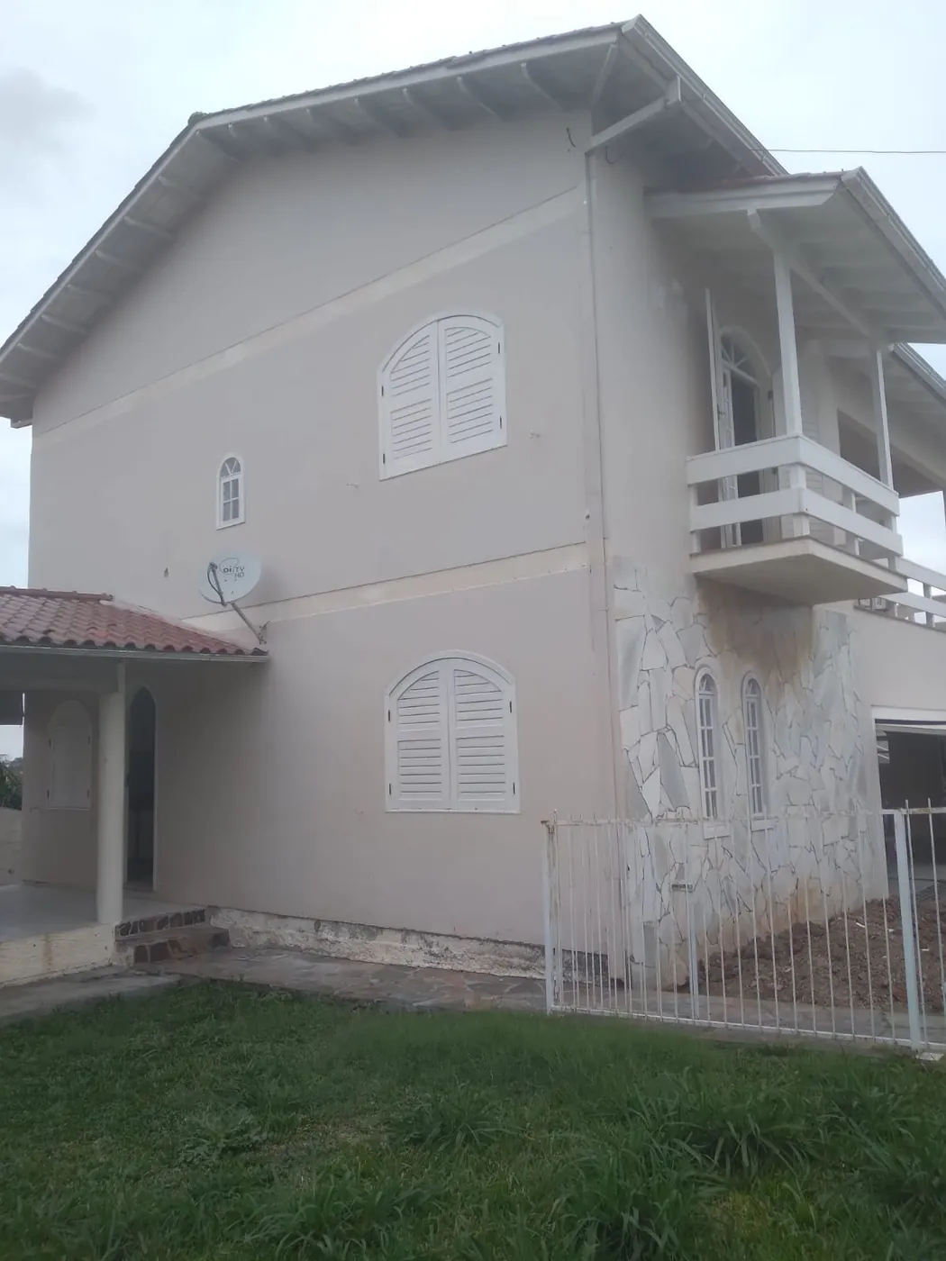 sobrado com fachada, muro e beirais recuperados, foto 3