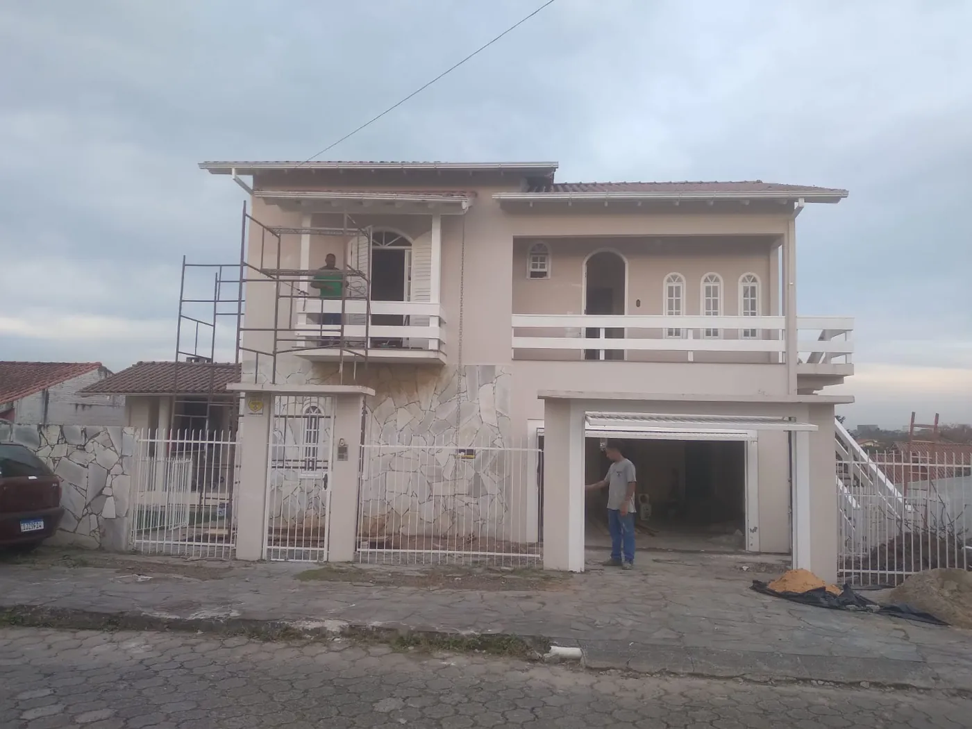 sobrado com fachada, muro e beirais recuperados, foto 4