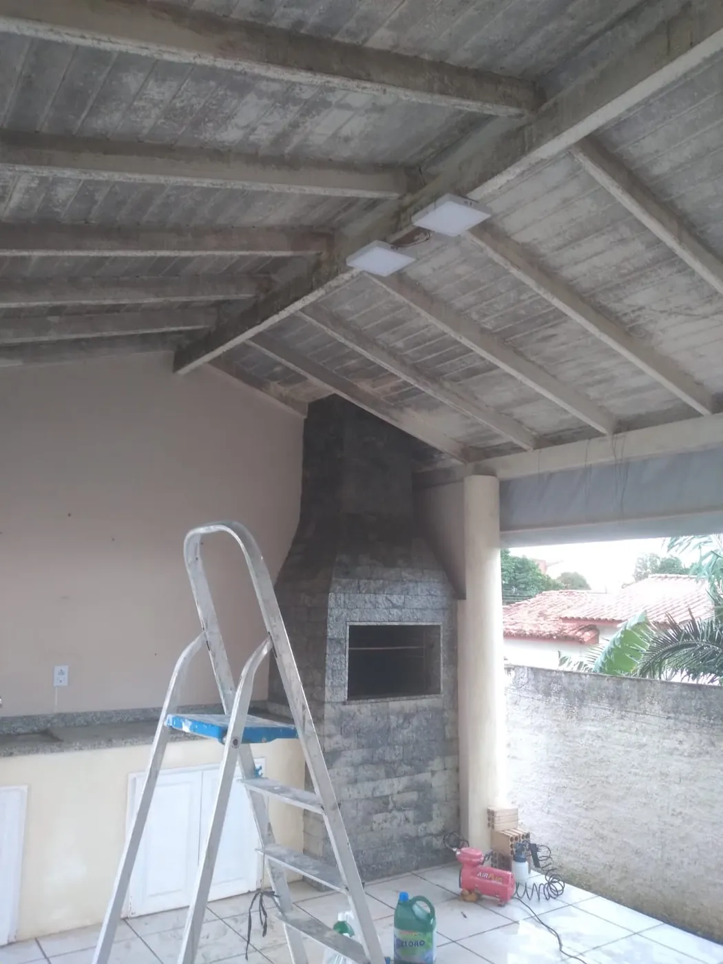 sobrado com fachada, muro e beirais recuperados, foto 5